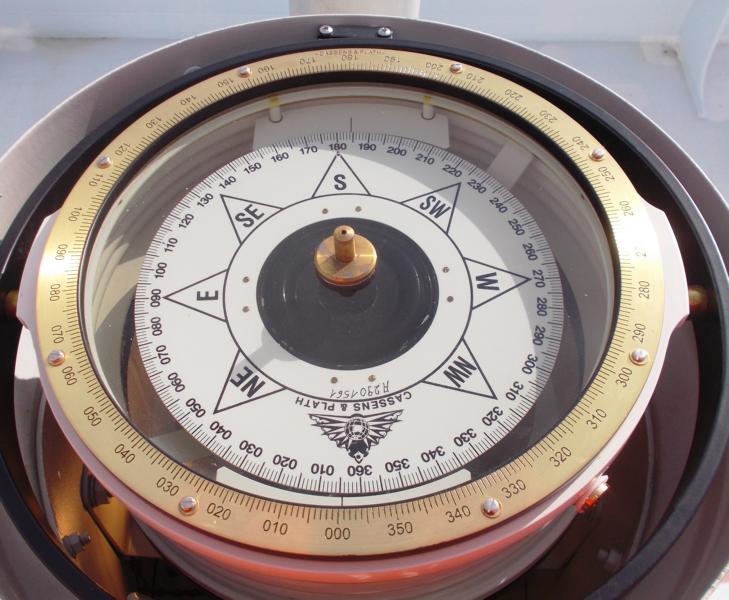 Magnetkompass auf einem Schiff
