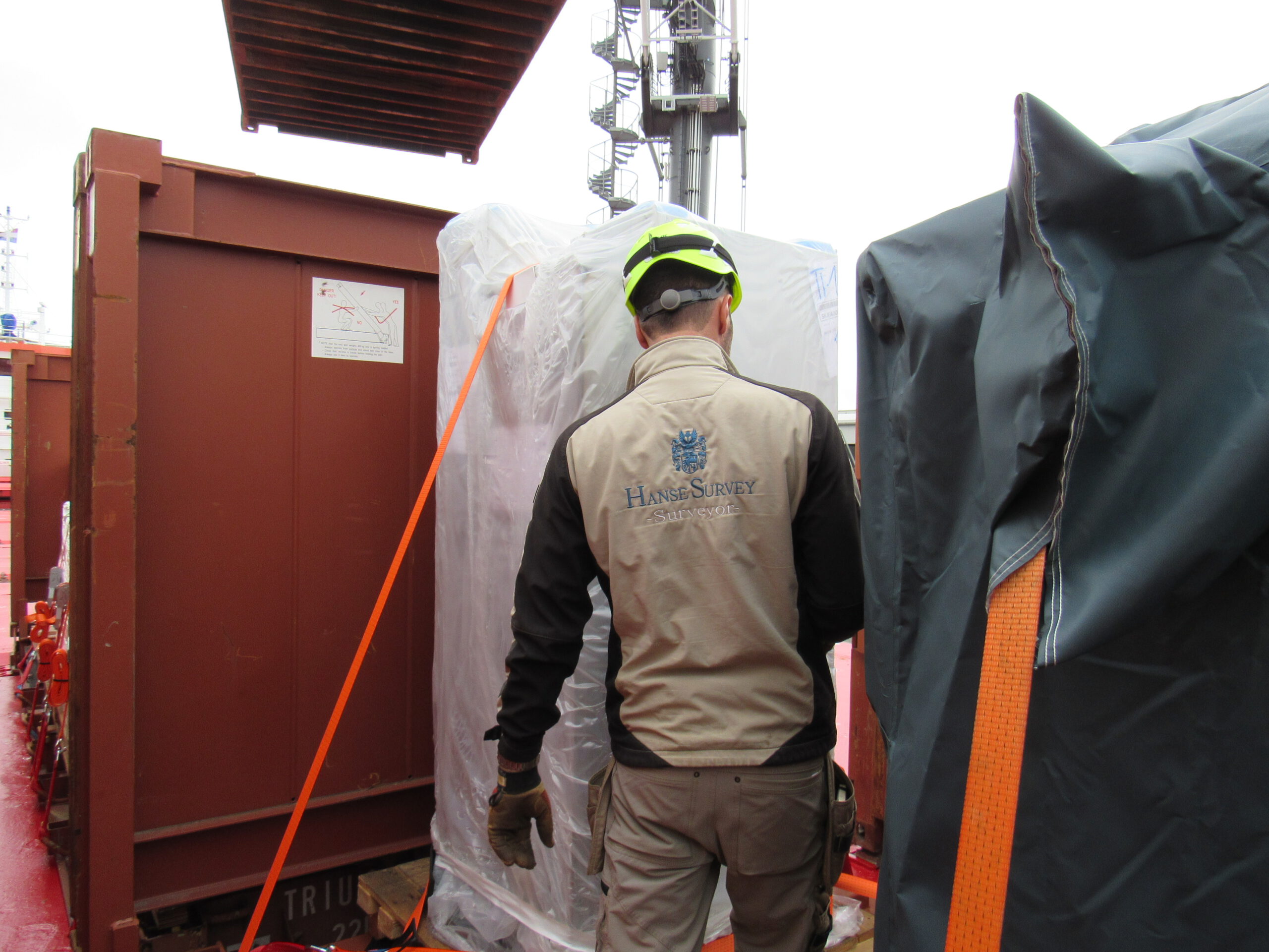 Hanse Survey Surveyor überprüft die Ladungssicherung von Projektladung an Deck