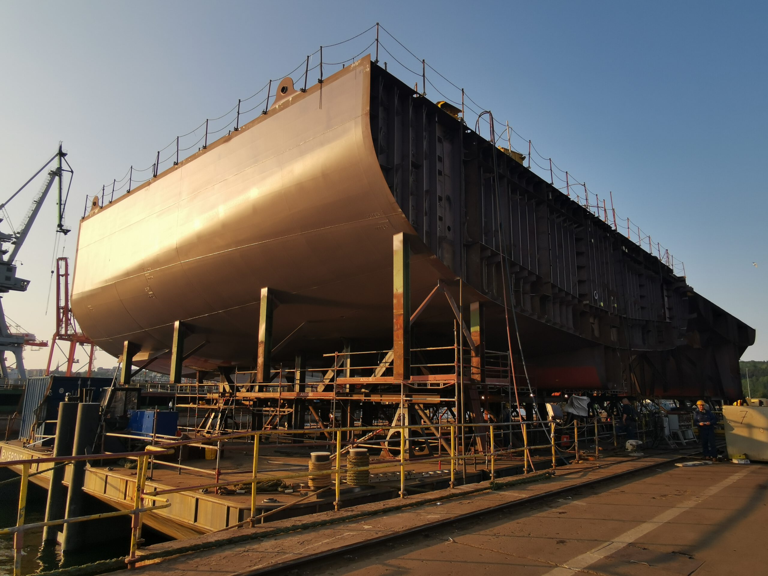 Ship hull as a shell construction on a pontoon