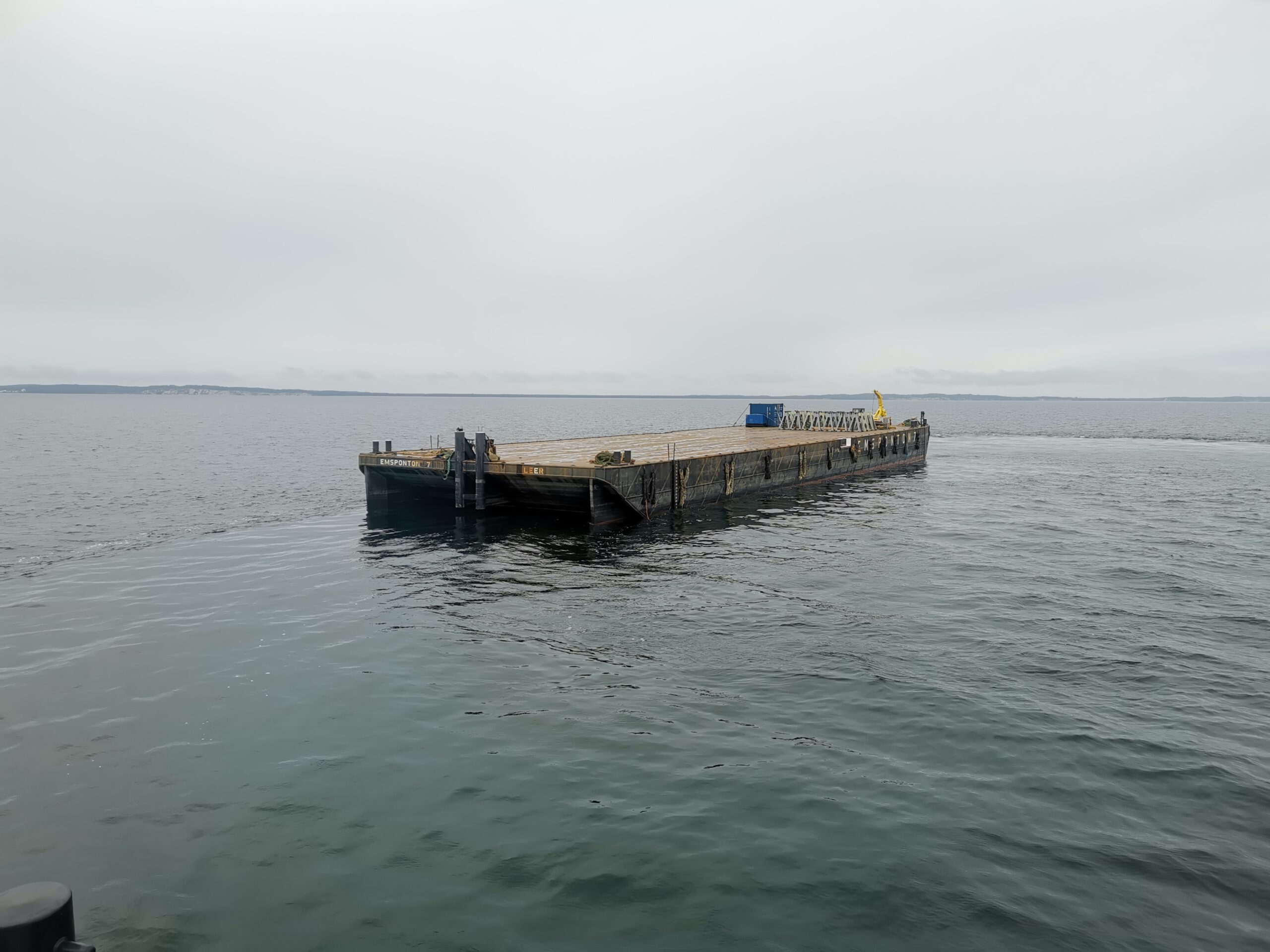 Floating pontoon without cargo