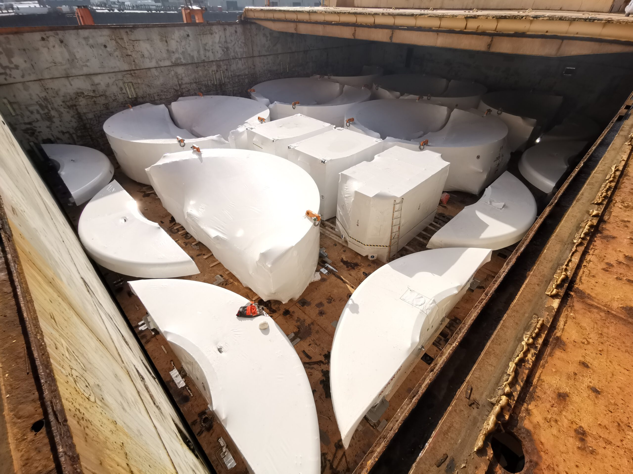 Project cargo from the wind energy industry in the hold of a multipurpose vessel