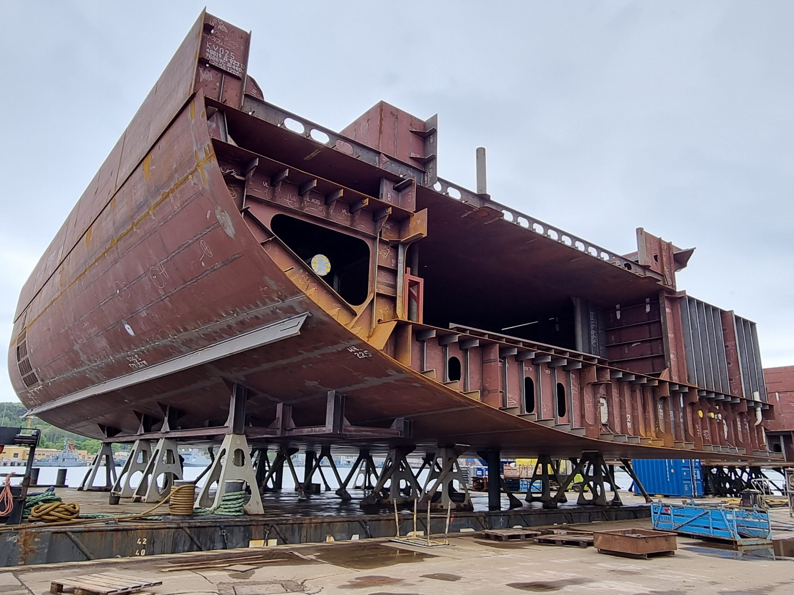 Cargo part secured on a pontoon