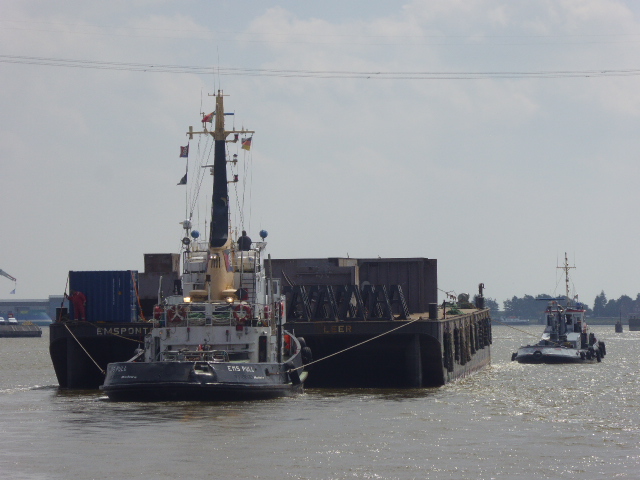Tugboat convoy with two tugs and one pontoon