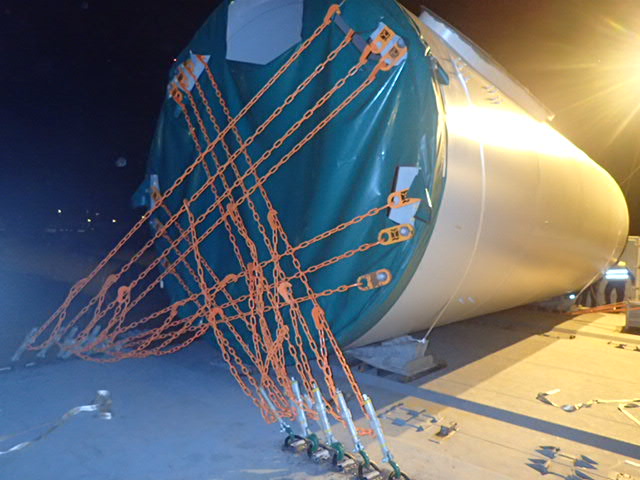 Cargo securing by chains from a tower segment of a wind turbine