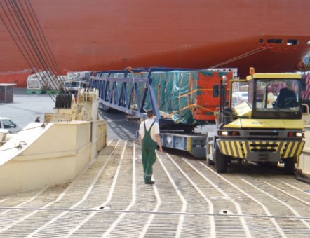 Discharging of heavy lift cargo